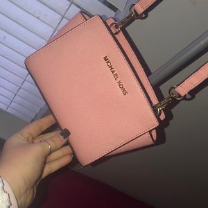 I’m selling my Michael Kors purse!!